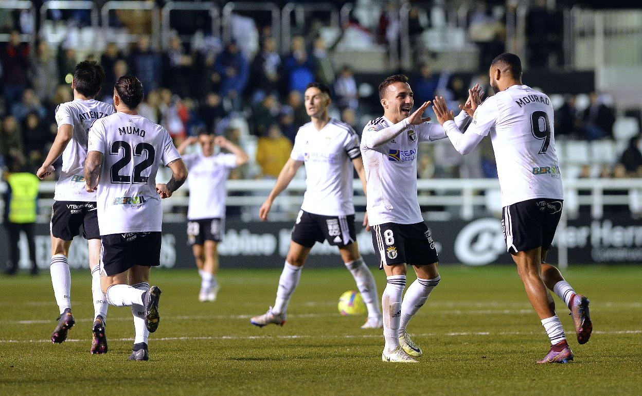 Los jugadores del Burgos CF celebran un gol.