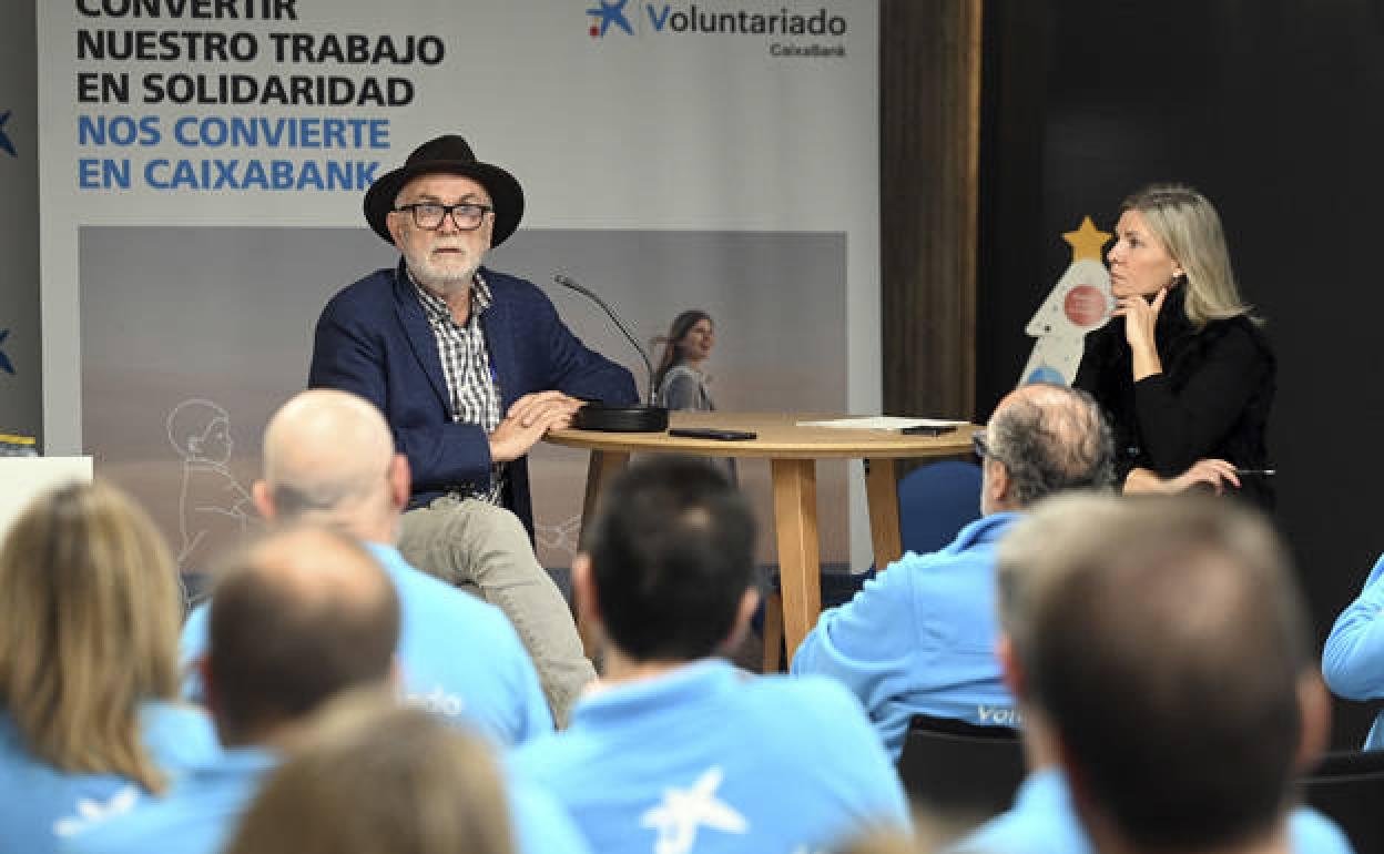 Eudald Carbonell y Belén Martín en el acto organizado con los voluntarios de Caixabank. 