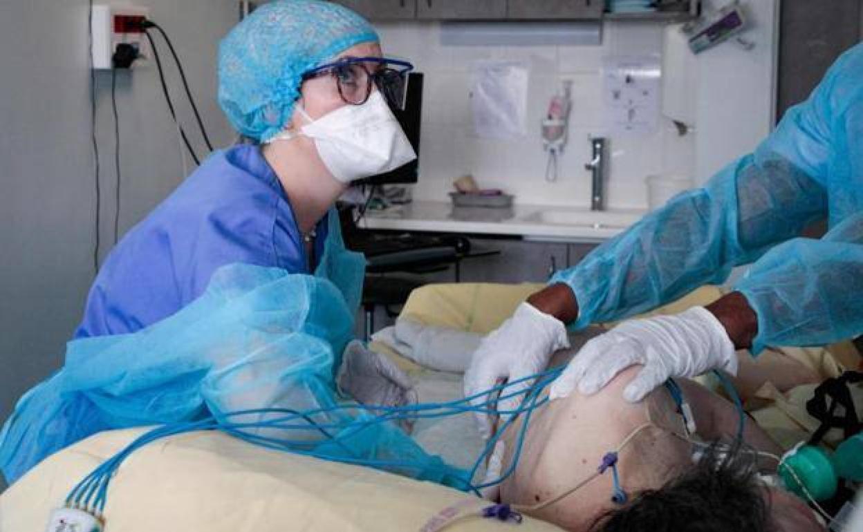 Sanitarios atienden a un paciente crítico en la UCI covid.