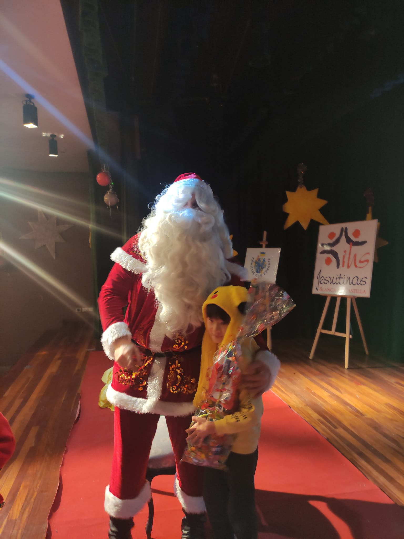 Fotos: Papá Noel visita a los niños ucranianos en Burgos