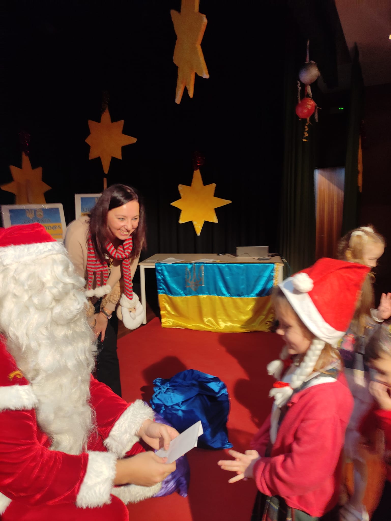 Fotos: Papá Noel visita a los niños ucranianos en Burgos