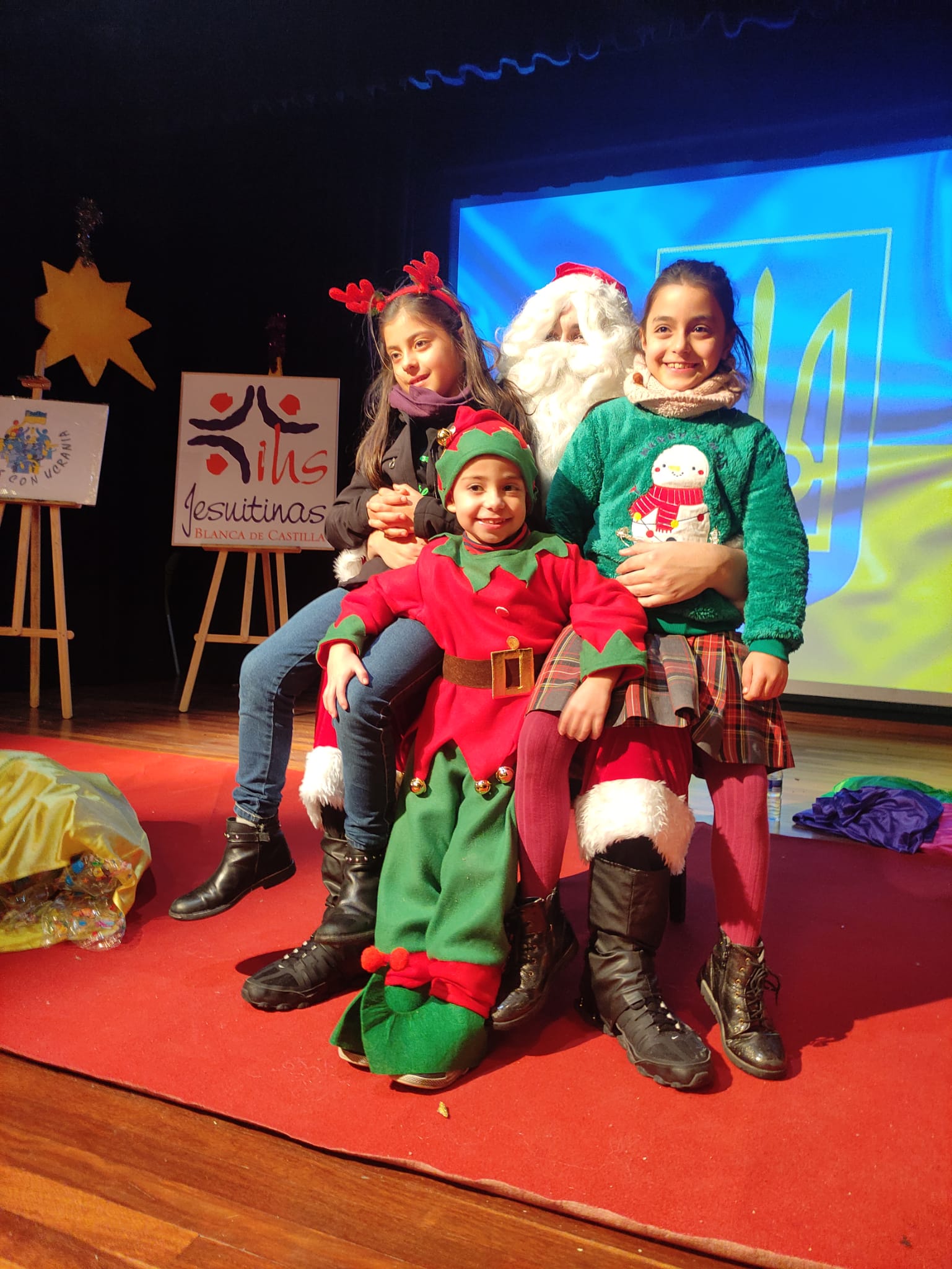 Fotos: Papá Noel visita a los niños ucranianos en Burgos