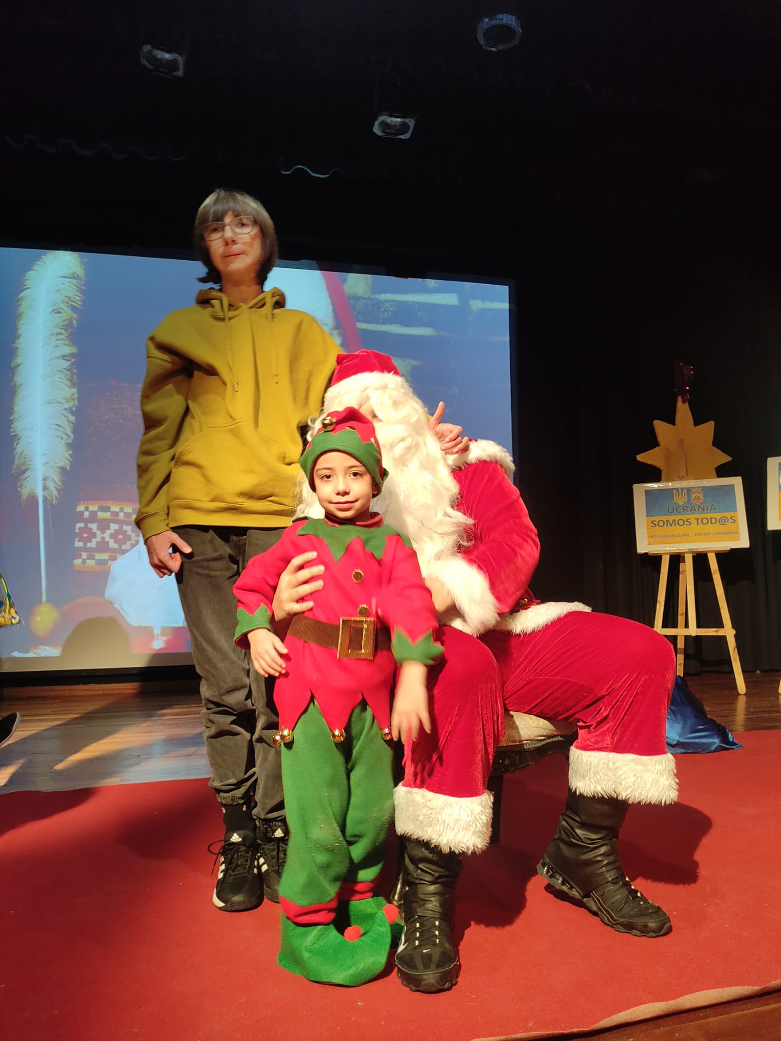 Fotos: Papá Noel visita a los niños ucranianos en Burgos