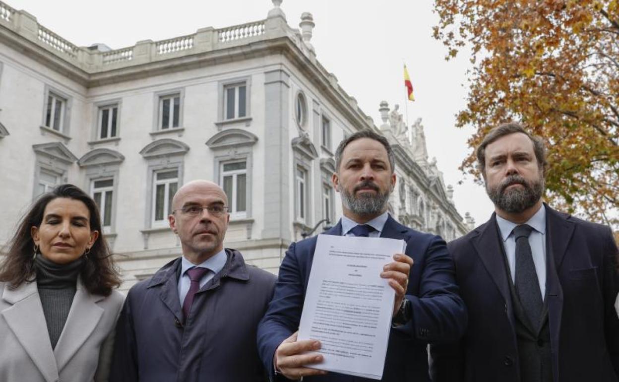 El líder de Vox, Santiago Abascal, junto a Rocío Monasterio, Jorge Buxadé (2i) e Iván Espinosa de los Monteros (d), a su llegada este viernes al Tribunal Supremo 