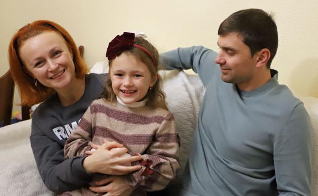 Olesia y Kostiantyn Kotelevskgi junto con la pequeña Alisa.