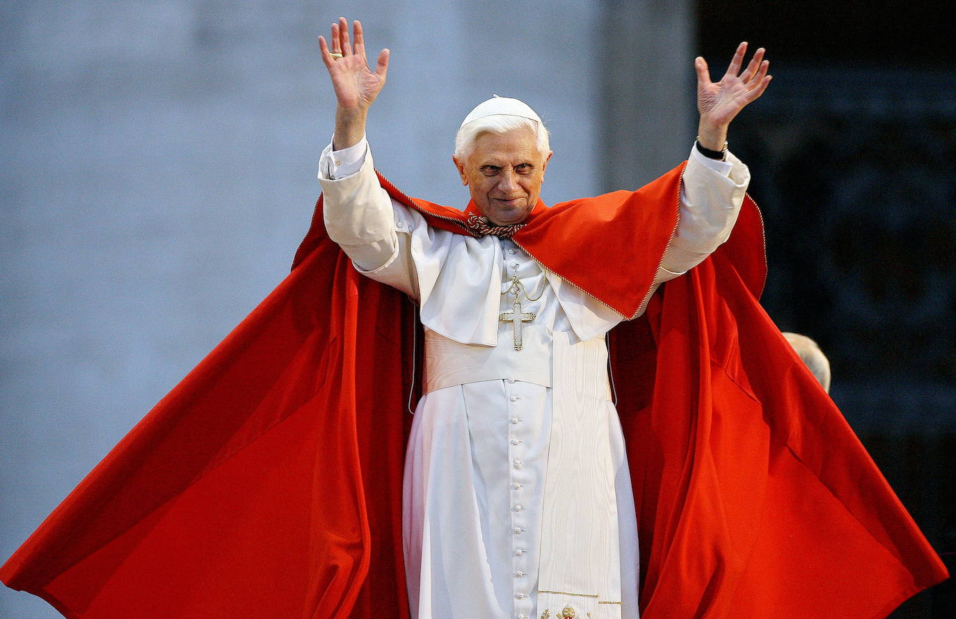 El Papa saluda a los fieles durante una reunión con jóvenes católicos en la Plaza de San Pedro, en el Vaticano