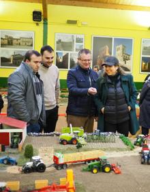 Imagen secundaria 2 - El consejero de Agricultura, Gerardo Dueñas, ha visitado el belén esta semana.