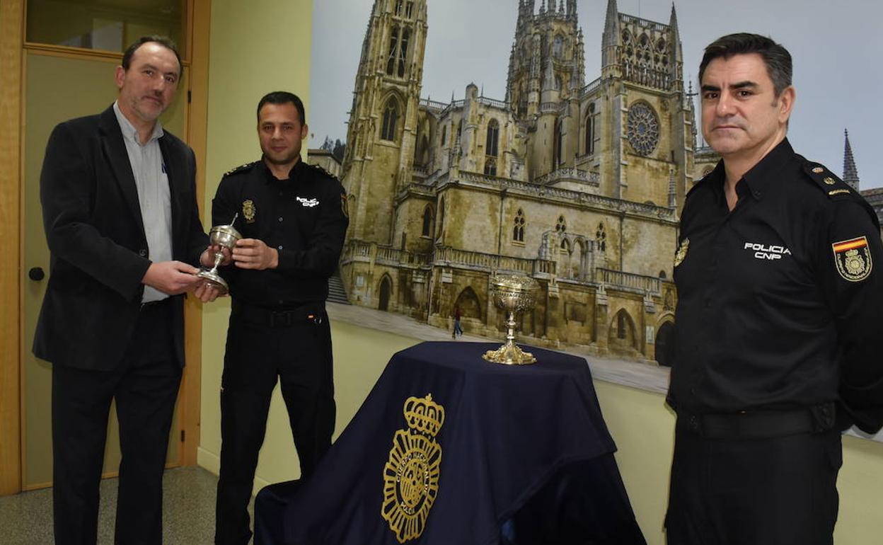 Los agentes hacen entrega de los copones recuperados al párroco de San Antonio Abado de las Huelgas