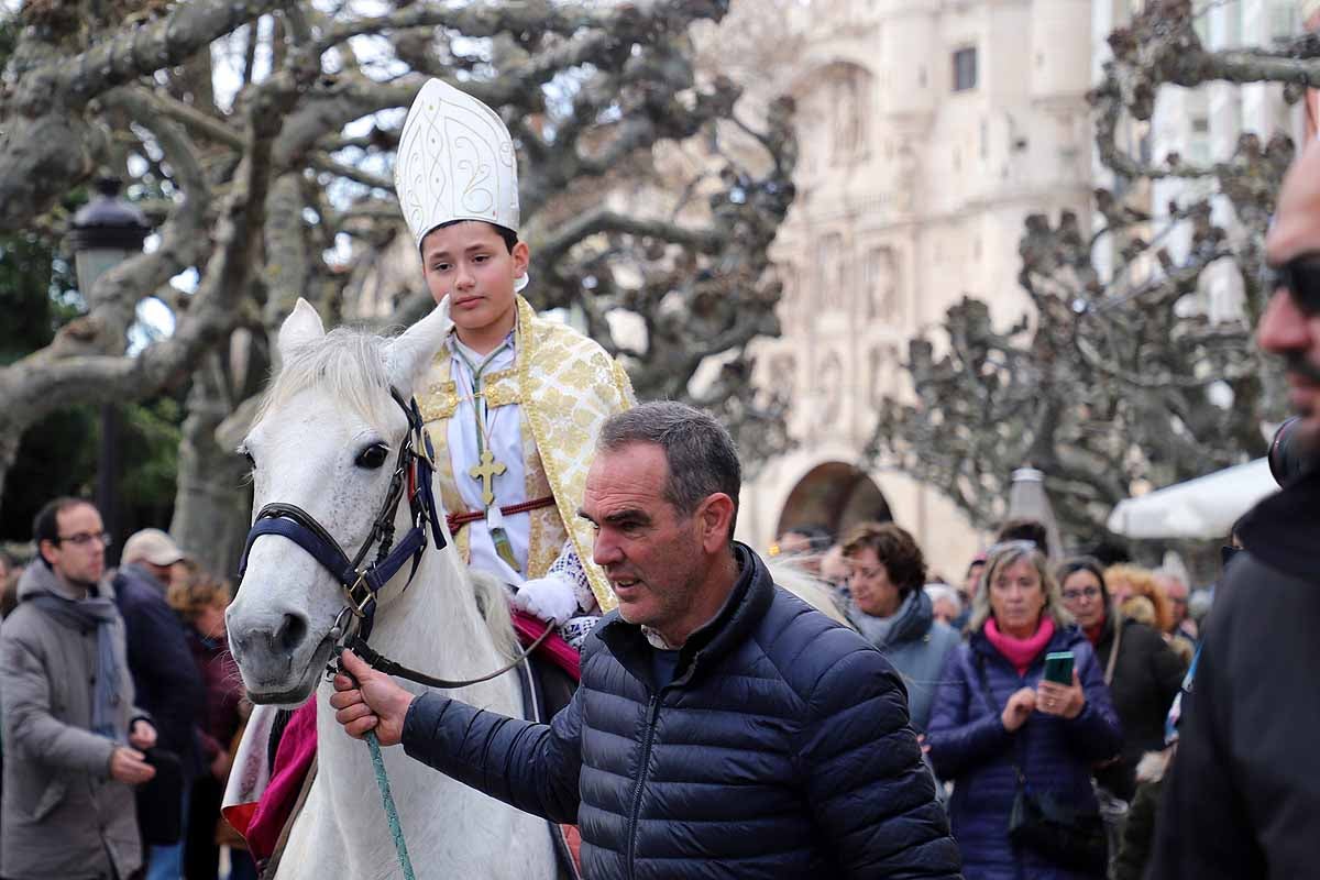 Jorge Hernández Miguel, el Obispillo de 2022, ha recorrido el centro de Burgos a lomos de un caballo. El Obispillo reivindica la mirada «inocente de los niños» como forma de evitar conflictos. 