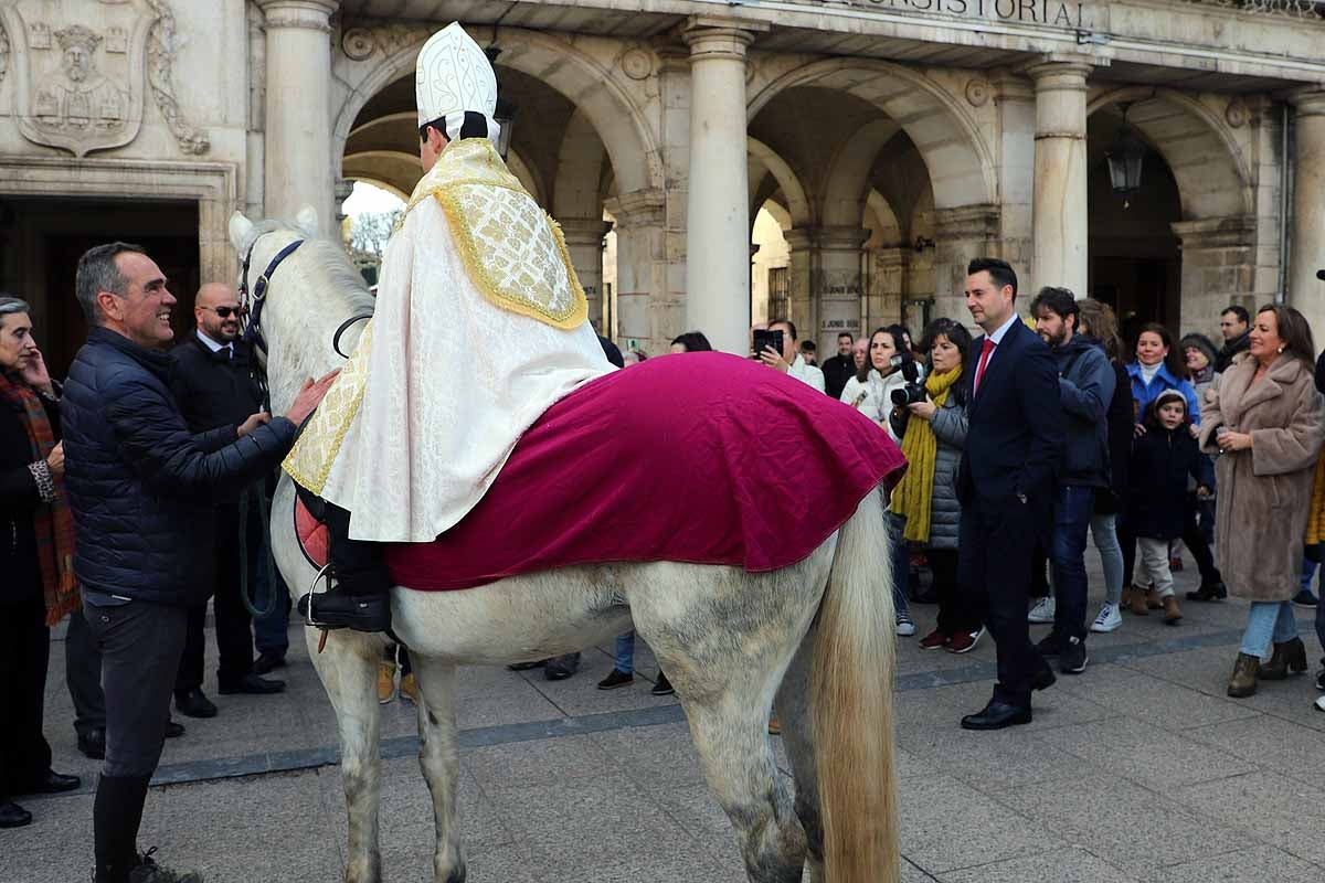 Jorge Hernández Miguel, el Obispillo de 2022, ha recorrido el centro de Burgos a lomos de un caballo. El Obispillo reivindica la mirada «inocente de los niños» como forma de evitar conflictos. 