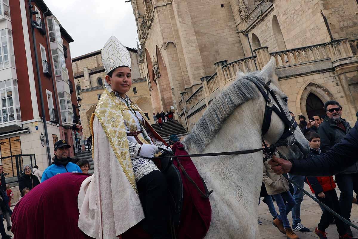 Jorge Hernández Miguel, el Obispillo de 2022, ha recorrido el centro de Burgos a lomos de un caballo. El Obispillo reivindica la mirada «inocente de los niños» como forma de evitar conflictos. 