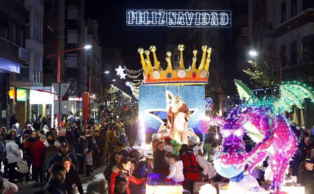 La Cabalgata de Miranda recupera la visita de los niños a los Reyes Magos, en los soportales