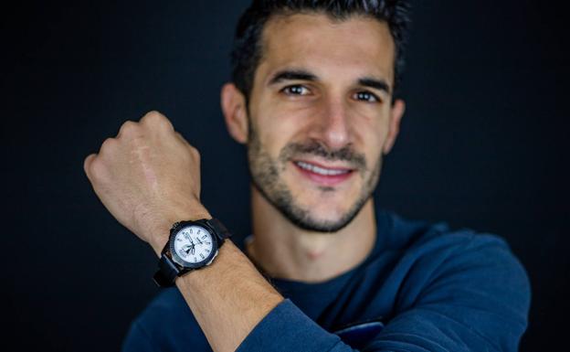 Zabaco posa con el reloj del centenario del Burgos CF de Acero Watch, nuevo patrocinador del equipo blanquinegro