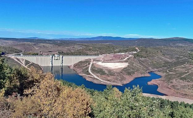 Quince meses para reparar el sumidero de Catrovido, que retiene agua pese al retraso de la carga