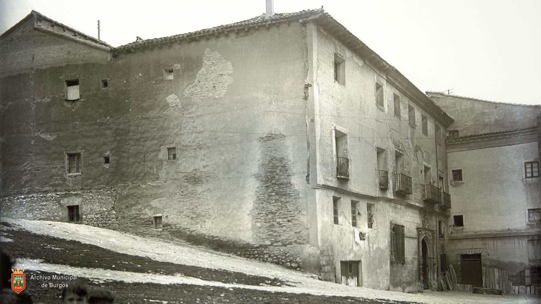 El palacio de Castilfalé se encontraba en un estado de conservación deplorable antes de la gran reforma de principios del siglo XX.