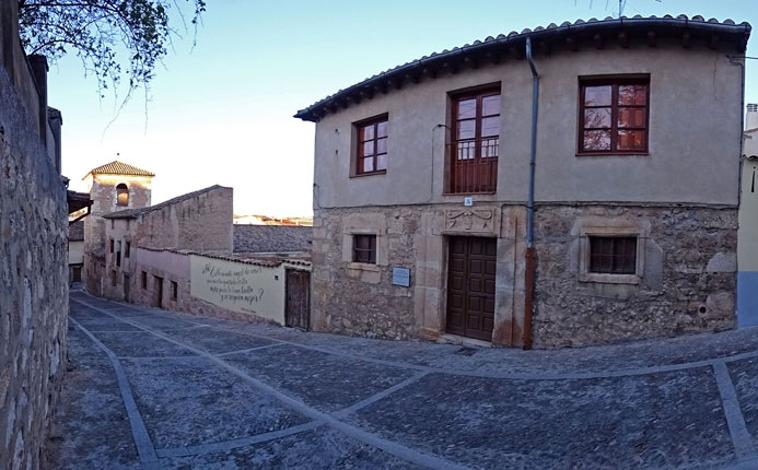 Imagen principal - Casa de José Zorrilla, estatua del escritor en la Plaza San Pedro de Lerma y manuscrito conservado de su Don Juan Tenorio.