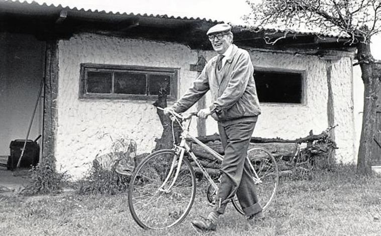 Imagen principal - El académico y escritor vallisoletano, Miguel Delibes, con su bicicleta en la localidad burgalesa de Sedano. Escena y carátula de la adaptación cinematográfica de su novela 'El disputado voto del Sr. Cayo' al cine.