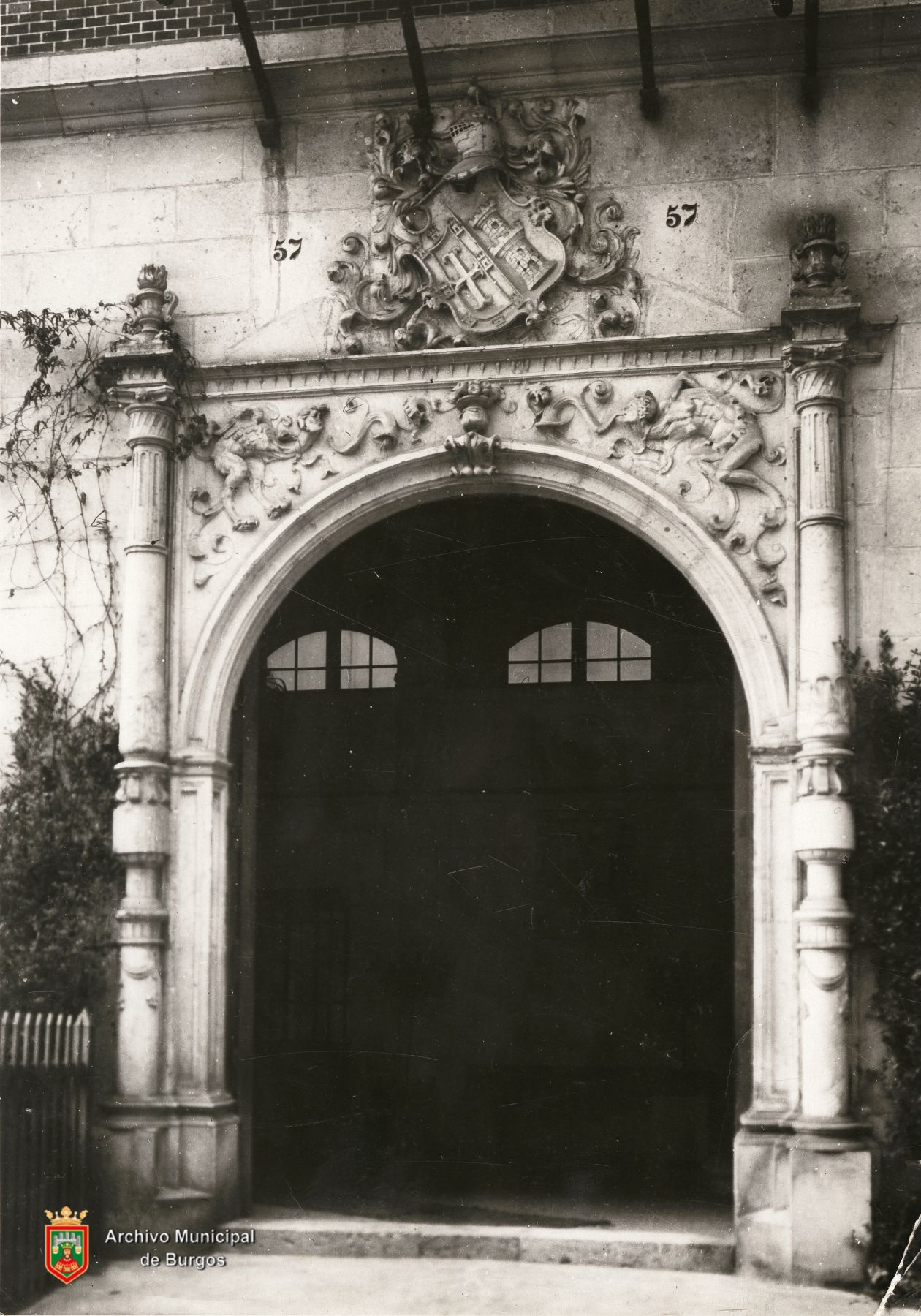 La portada principal es uno de los elementos singulares del palacio de Castilfalé.