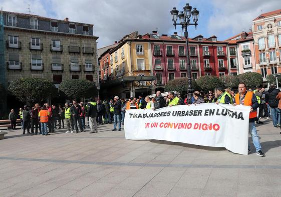 Protesta de los trabajadores ante el Ayuntamiento de Burgos.