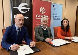 De izda. a dcha. el director provincial de Ibercaja, Javier González; el director de Cáritas Diocesana en Burgos, Jorge Simón y la directora general de la Fundación Círculo, Laura Sebastián.