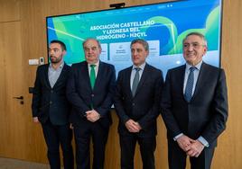 Javier Robador, gerente de la Asociación Castellano y Leonesa del Hidrógeno (H2CYL); Andrés Hernando, consejero delegado de Hiperbaric; Rafael Barbero, director general de la Fundación Caja de Burgos y Ginés Clemente, presidente del Consejo de Administración de Aciturri.