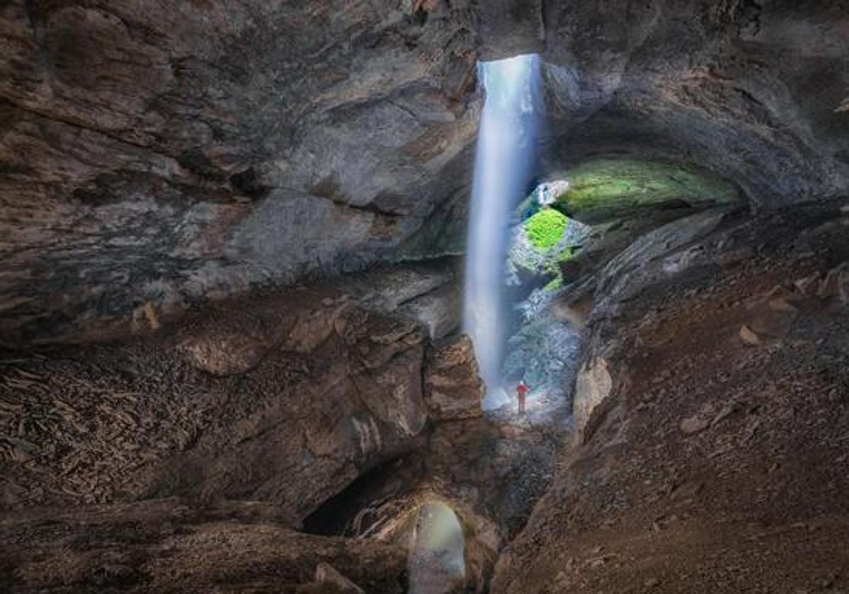 La Unión Internacional de Espeleología reconoce a la Diputación de Burgos la divulgación del patrimonio kárstico