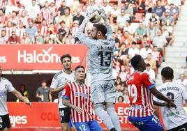 Caro se hace con el balón en el partido de la primera vuelta.