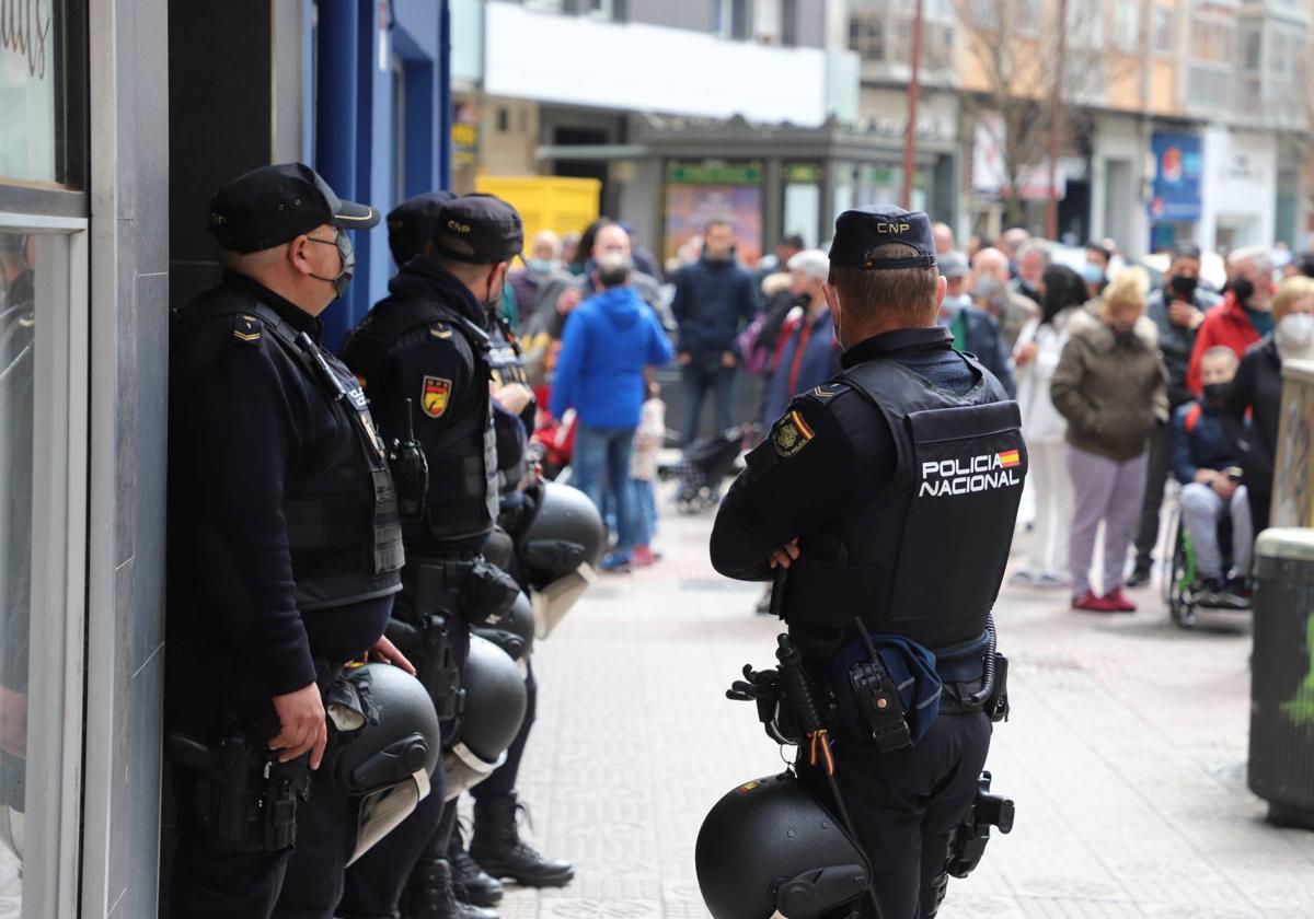 Despliegue de la Policía Nacional de Burgos ante el asesinato ocurrido en Gamonal el pasado 2022.