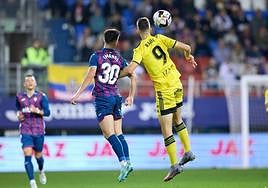 Raul intenta ganar un balón aéreo ante Imanol en el partido de ida en Ipurúa