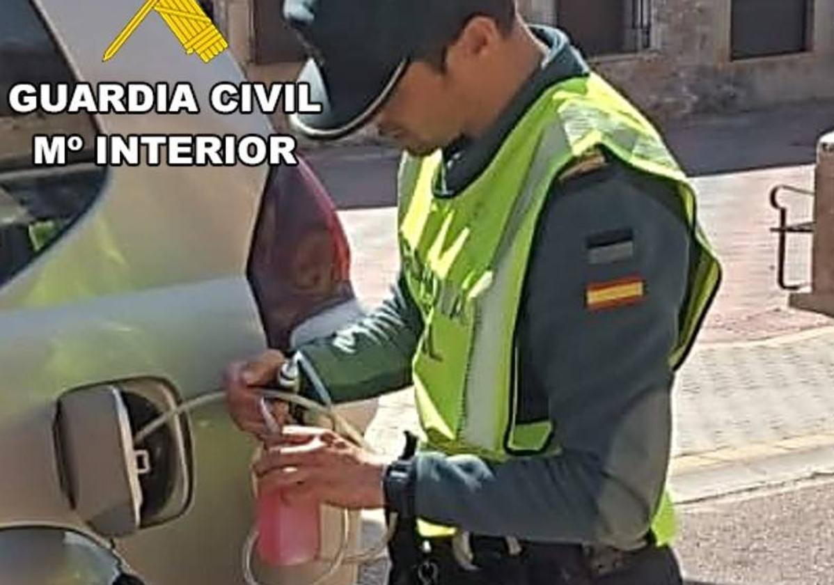 La Guardia Civil de Burgos intensifica los controles para detectar uso fraudulento de carburante.