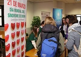 Miembros de la Asociación Sindrome Down informan a los universitarios.