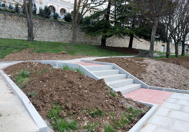 Hay peatones que prefieren pasar por la zona del Solar del Cid para evitar cruzar la calle.