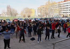 Usuarios del Centro Estela guiaron a los estudiantes de la UBU en la coreografía de varias canciones.