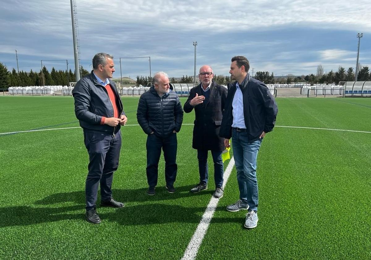 El alcalde, Daniel de la Rosa, ha visitado junto con el concejal de Deportes, Leví Moreno, los campos de Pallafría.