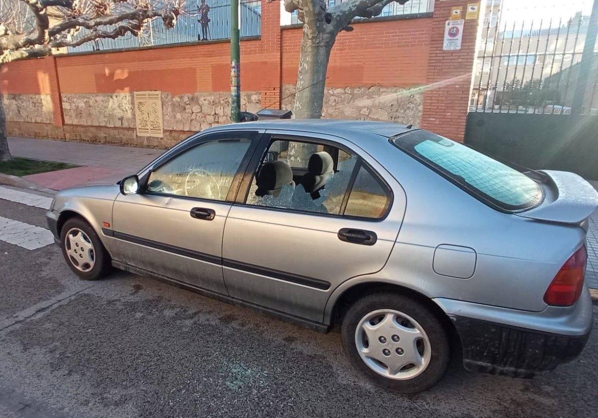 Uno de los vehículos dañados en el distrito Sur de Burgos.