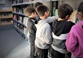 Jóvenes y niños disfrutan de los servicios del bibliobús en la provincia.