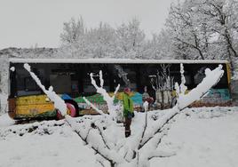 Emilia Curiel frente al Bibliotejo, que sigue prestando en invierno.