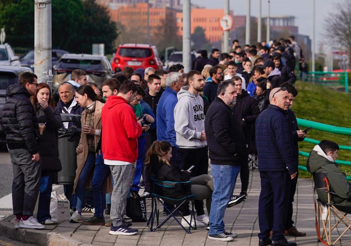 Las colas en El Sardinero fueron una constante durante toda la mañana.