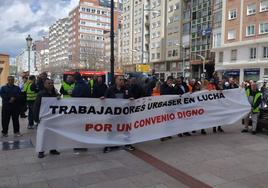 Protesta de los trabajadores de Urbaser este viernes frente a las oficinas de la empresa