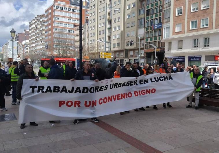 Protesta de los trabajadores de Urbaser este viernes frente a las oficinas de la empresa