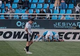 La UD Ibiza celebra un gol ante la decepción de Matos