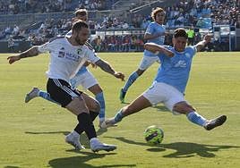 La zaga de la UD Ibiza bloca el disparo de Mumo