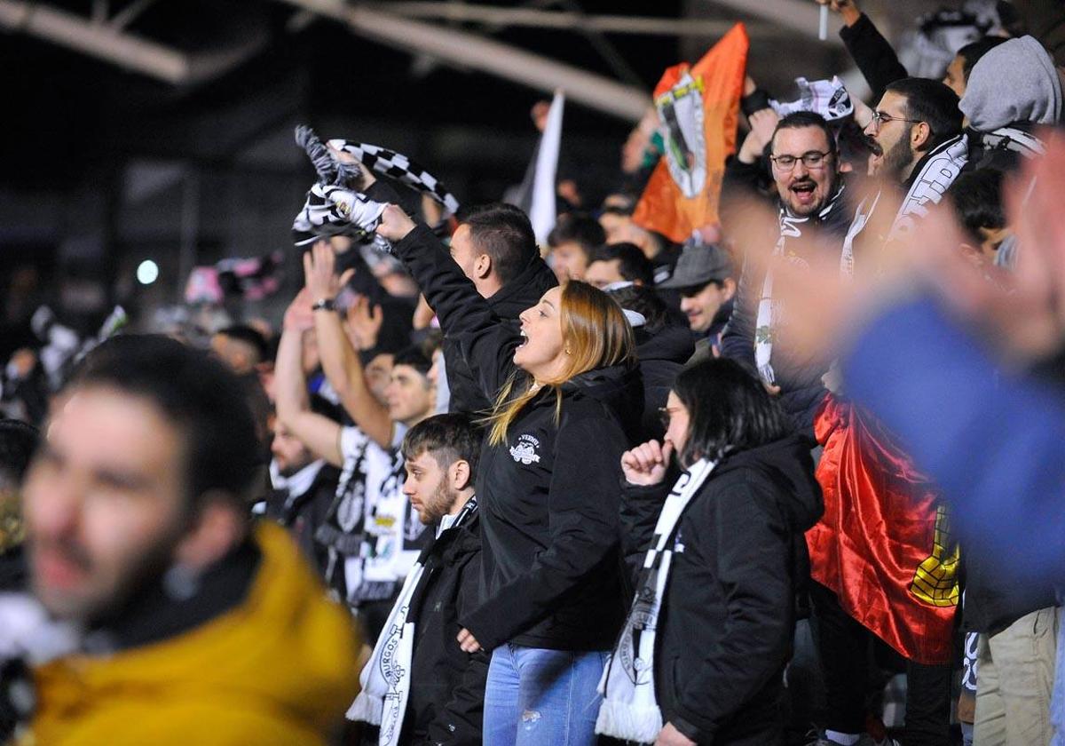 La afición blanquinegra enloquece tras el tanto del empate de Matos ante el Albacete en el último lleno vivido esta temporada en El Plantío