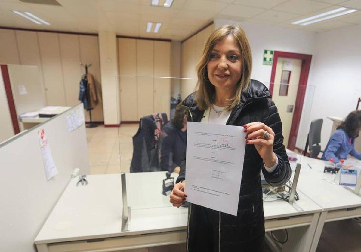 Carolina Blasco en el momento de registrar su renuncia al acta.