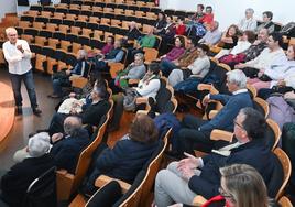 El doctor Juan Carlos Verdes-Montenegro, en un momento de la charla.