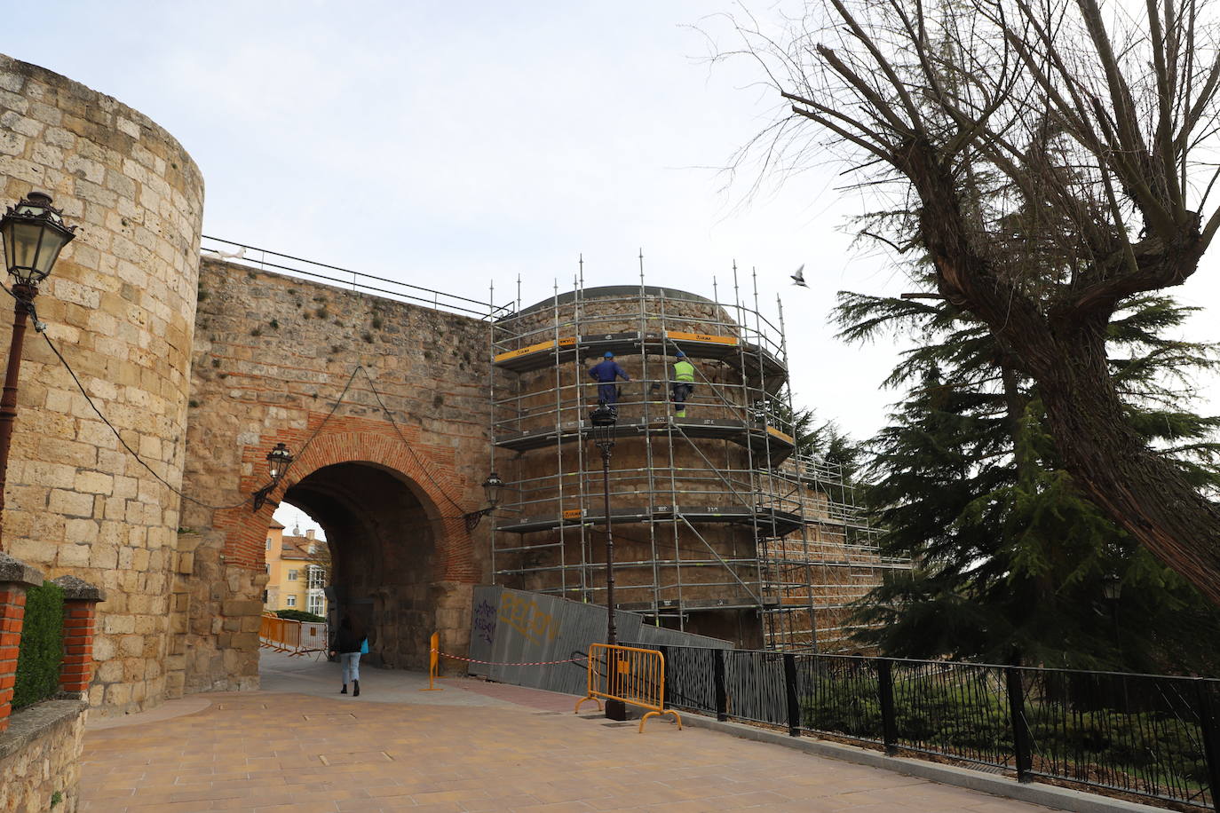 Construcciones Ortega ya está actuando en la limpieza y consolidación de las murallas medievales en el entorno de San Martín.