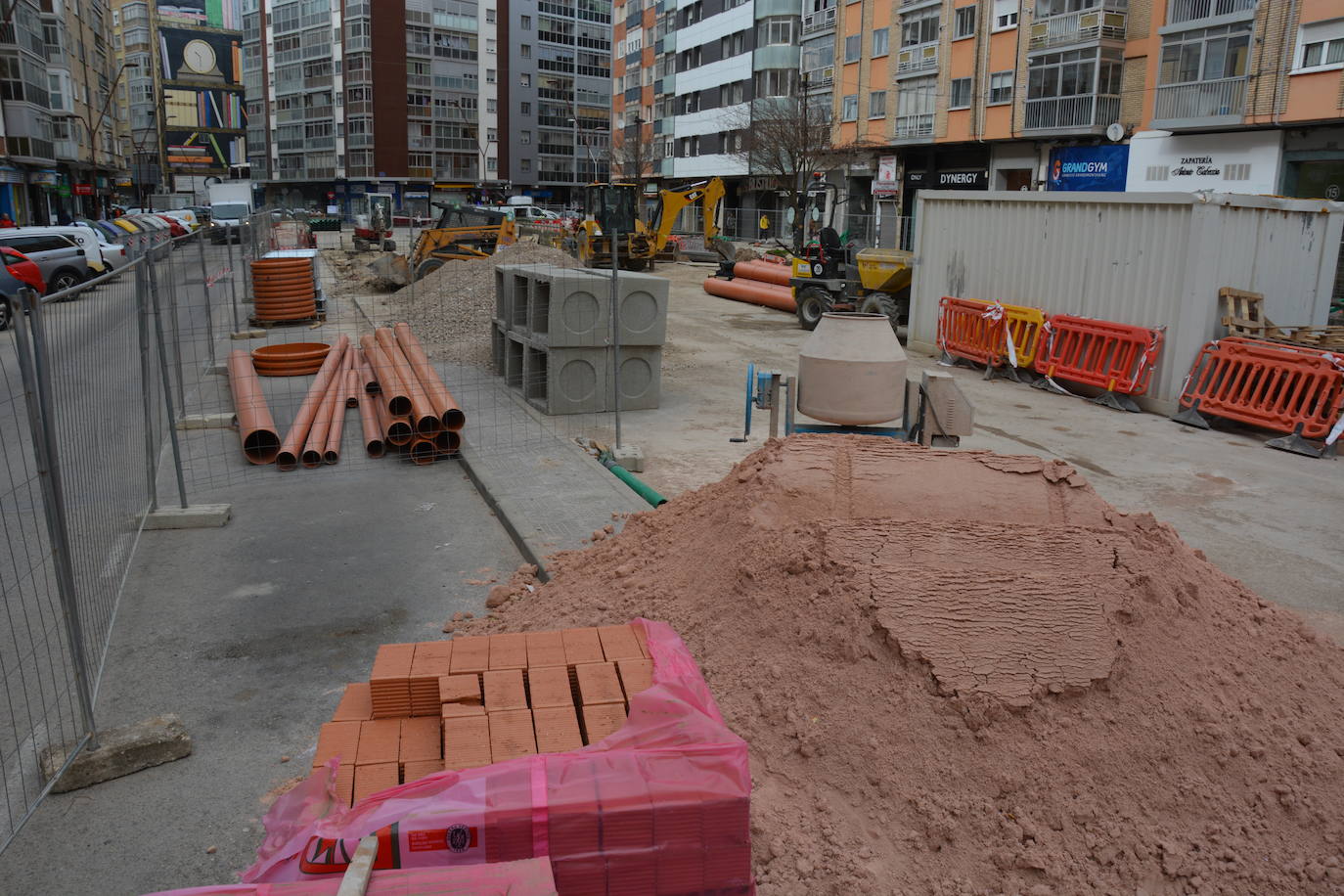 Raro es el barrio de la ciudad que no tiene ahora mismo ninguna obra en marcha. 