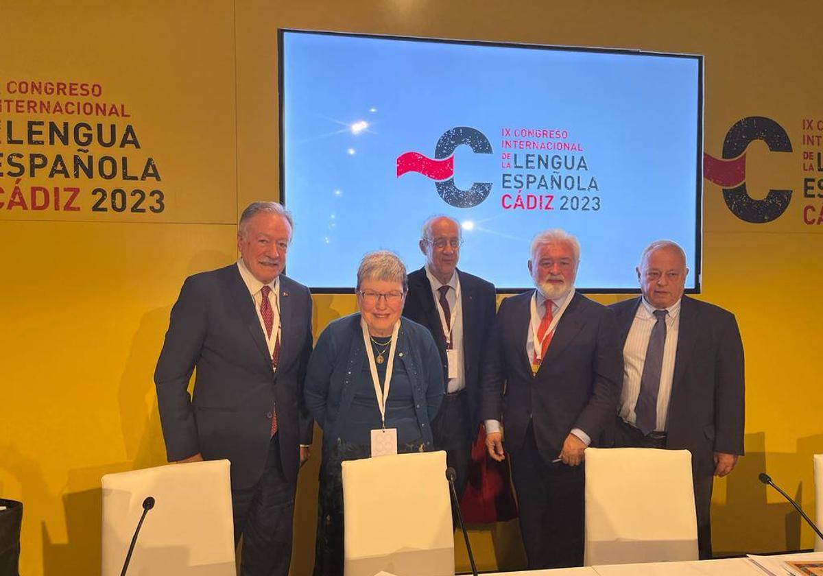 Gonzalo Santonja (d) con miembros de ASALE en el marco del Congreso Internacional de la Lengua celebrado en Cádiz.