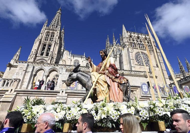 Procesión de Jesús en la Borriquilla por el centro de Burgos.