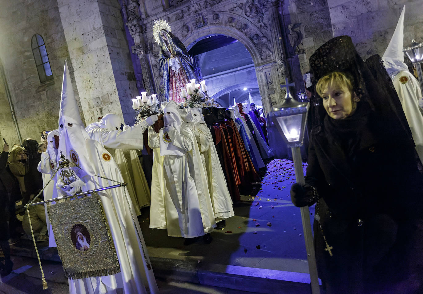 La Virgen de las Angustias recorre la noche burgalesa